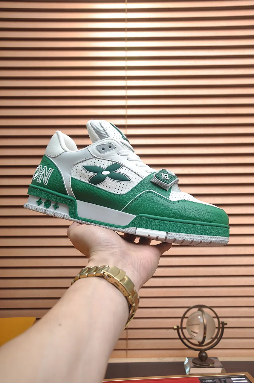 Men's shoes 💰660💶Original development, quality shipping, welcome to compare - LV sneaker series LV Trainer Maxi sneakers introduce the loose silhouette of the ready-to-wear series into the LV Trainer sneaker design written by Virgil Abloh, making an eye-catching appearance in the spring and summer men's wear shows. The cow leather upper is combined with rough fabric laces, and colorful beading highlights the brand's classic elements. LV letters mark the tongue and Monogram floral outsole. Mixed materials Made of first-layer cowhide, wrapped in imported custom-printed denim, thick shoelace design, large Monogram print on the side, "lv 54" badges on the tongue and heel, rubber outsole decorated with Monogram flowers, mesh lining and cotton feet, the comfort is as extreme as ever, premium heritage, quality first, worth owning! Size: Women's 35-39 (customized at 40, non-refundable) Men's 39-45 (customized at 38.46, non-refundable) ♡Full set of packaging with original gift box